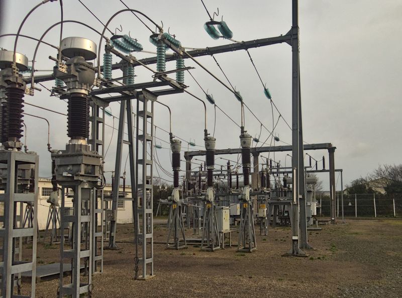 Incoming gantry and high-voltage switchgear in a substation