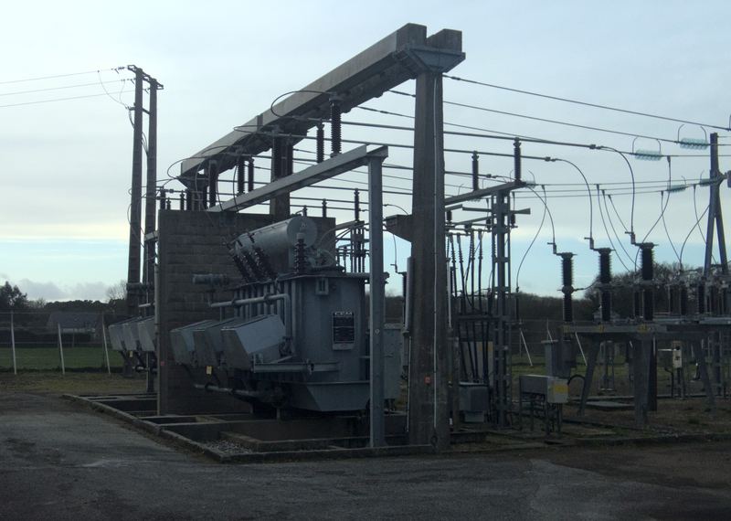 Power transformer with its high-voltage connections