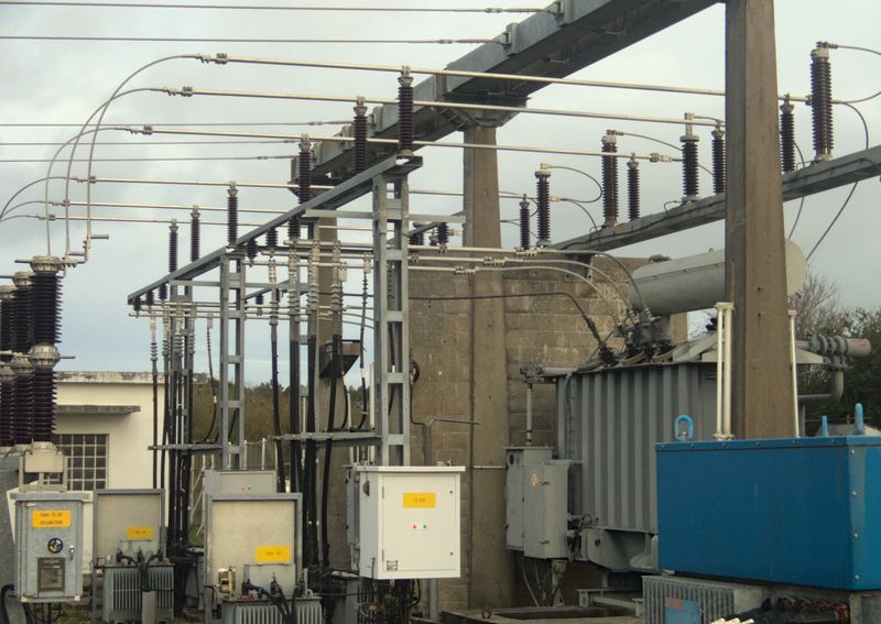 Transformer bay in a high-voltage substation